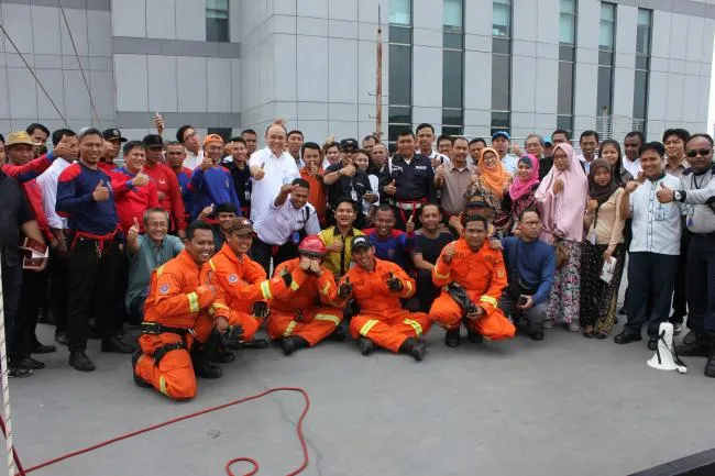 LATIHAN PENYELAMATAN LUAR GEDUNG